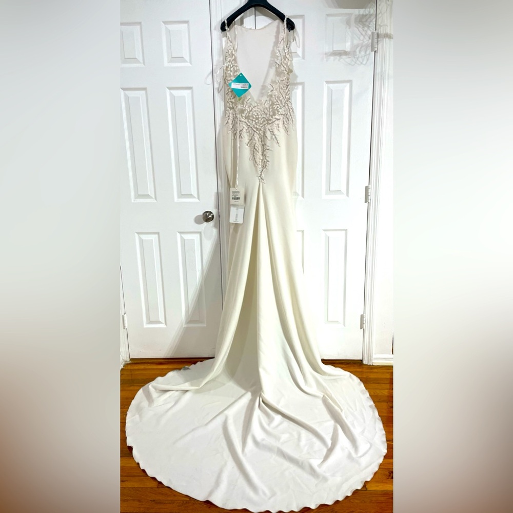 Elegant White Wedding Dress - Picture 3 of 4